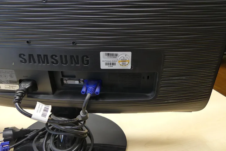 Samsung - Color Display Unit Modell: B2430L / Type: PU24WS